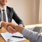 Advogados apertando as mãos sobre contrato, discutindo RPV e precatório.