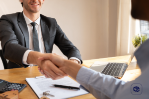 Advogados apertando as mãos sobre contrato, discutindo RPV e precatório.